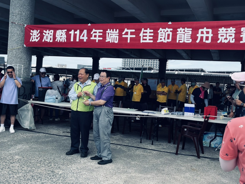 114年5月31日 返澎參加划龍舟賽獲得優勝獎盃一座